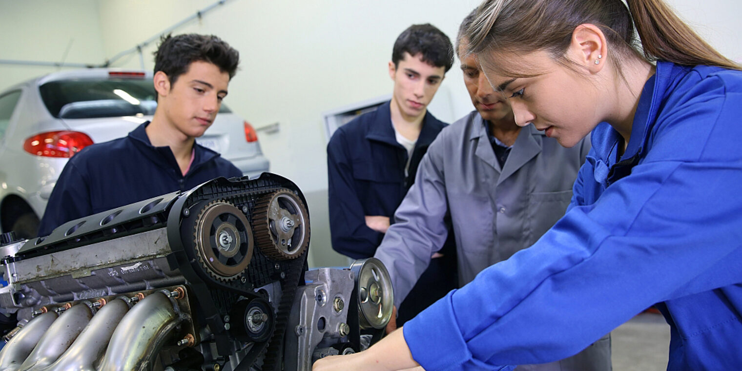 Ausbildung; Kfz-Mechaniker, Meister, Auszubildende, männlich, weiblich, Anleitung, Auto, Werkstatt, Motor, Reparatur, Werkzeug