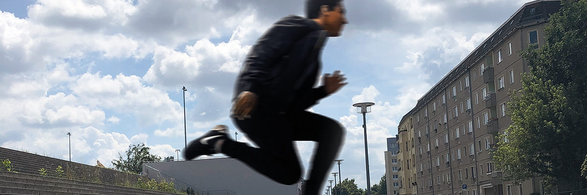 Ein junger Mann springt in die Luft.