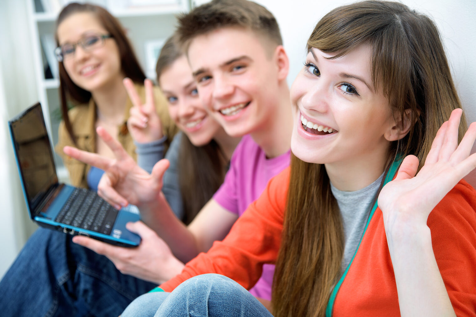 Close-up of four teenagers laughing and gesturing at camera Schlagwort(e): teens, student, education, teenager, college, friendship, people, looking, smile, smiling, years, school, young, male, happiness, youth, portrait, toothy, cheerful, female, casual, happy, group, camera, woman, secondary, caucasian, fun, laughing, studying, adult, cute, together, friends, expression, girl, carefree, man, enjoyment, boy, child, textbook, 18-19, person, couple, joy, positive, refreshment, gesture