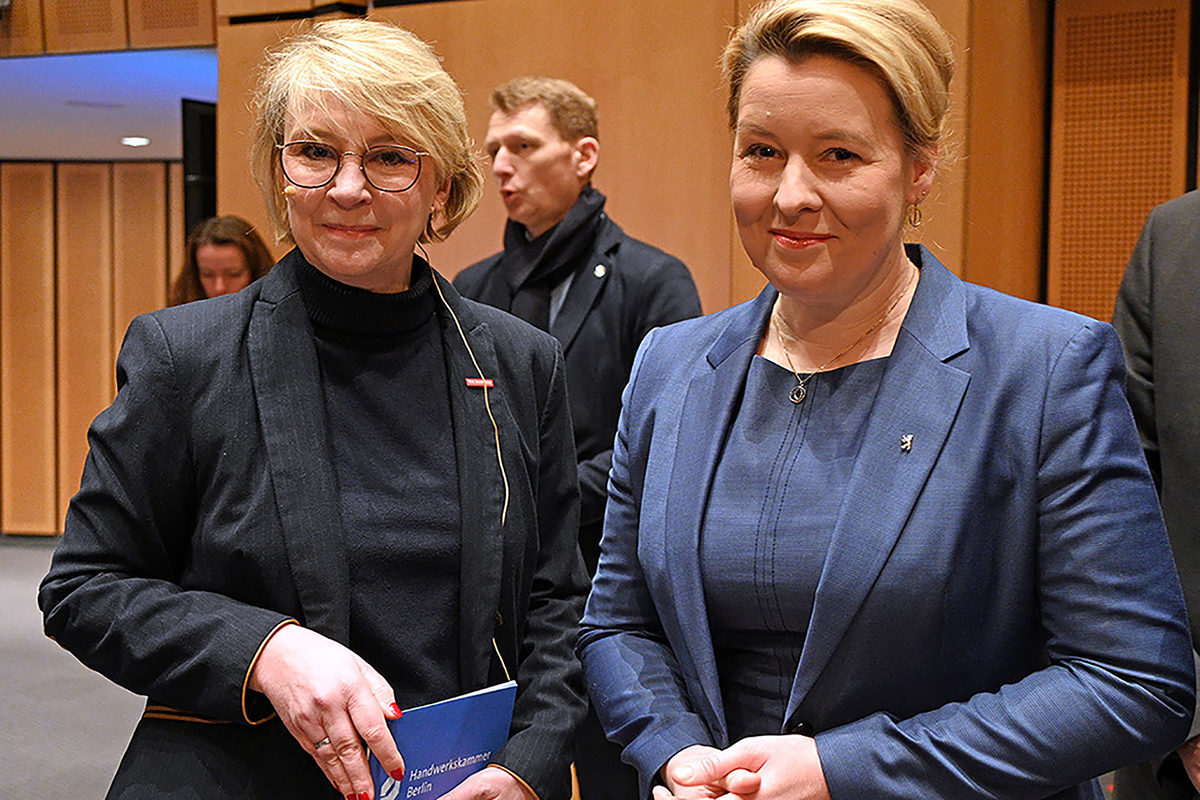 Die Präsidentin der Handwerkskammer Berlin, Carola Zarth, mit der Regierenden Bürgermeisterin und Spitzenkandidatin der SPD, Franziska Giffey