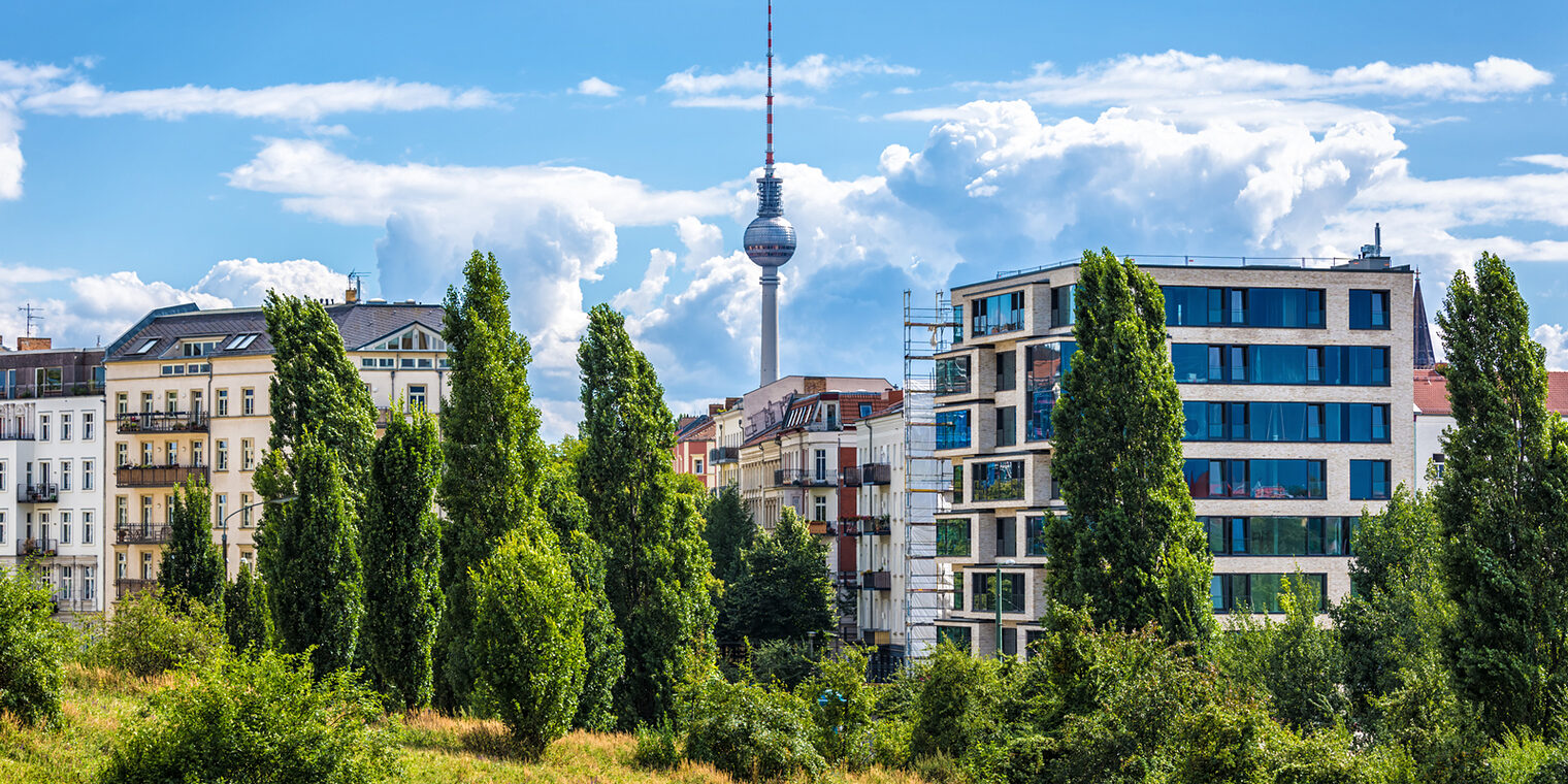 Skyline von Berlin am Mauerpark mit dem Fernsehturm im Hintergrund.
