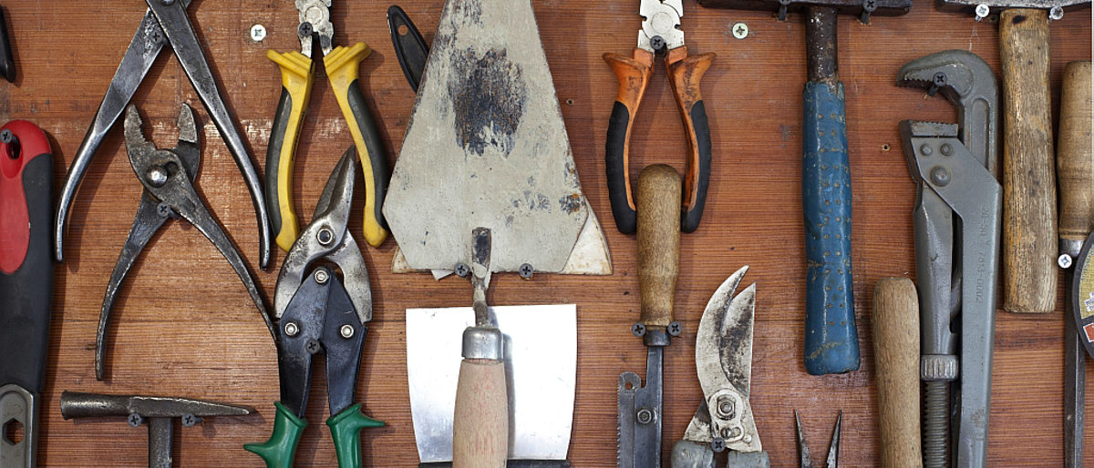 Werkzeuge an Holzwand, Tischler, Zimmerei, Bau, Ausrüstung, Hammer, Zangen, Maurerkelle, Spachtel, Handwerk