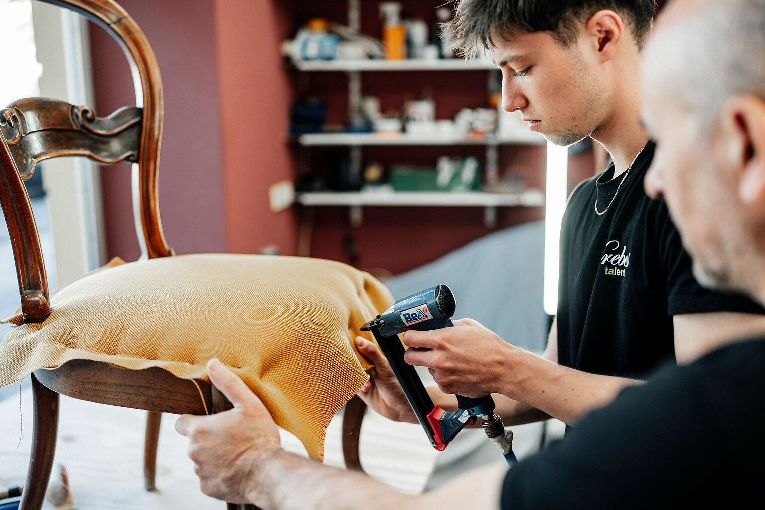 Ausbildung, Raumausstatter, Polsterer, Stoff, Beruf, Auszubildende, Handwerkskammer Berlin, Ausbildungsplatz 2024