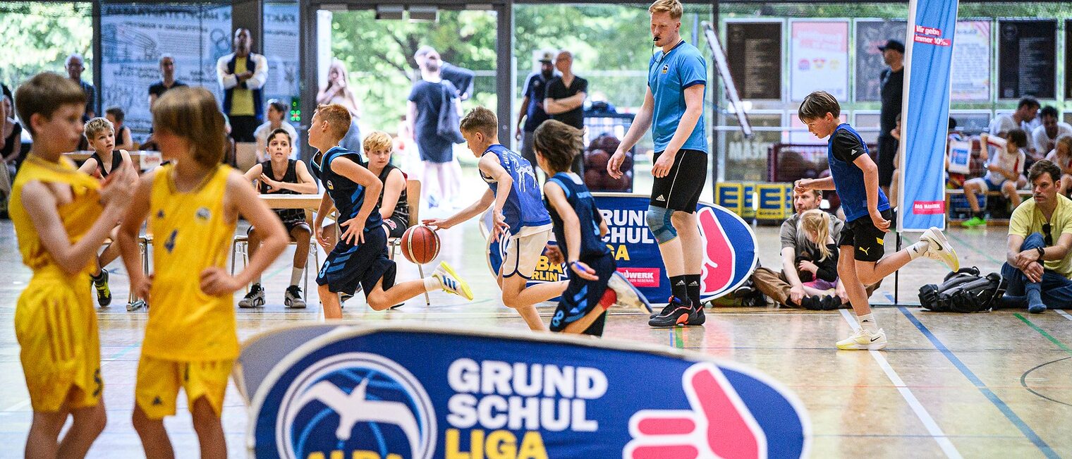 Schulkinder beim großen Basketball-Finale der ALBA Grundschulliga 2025 in der Max-Schmeling-Halle