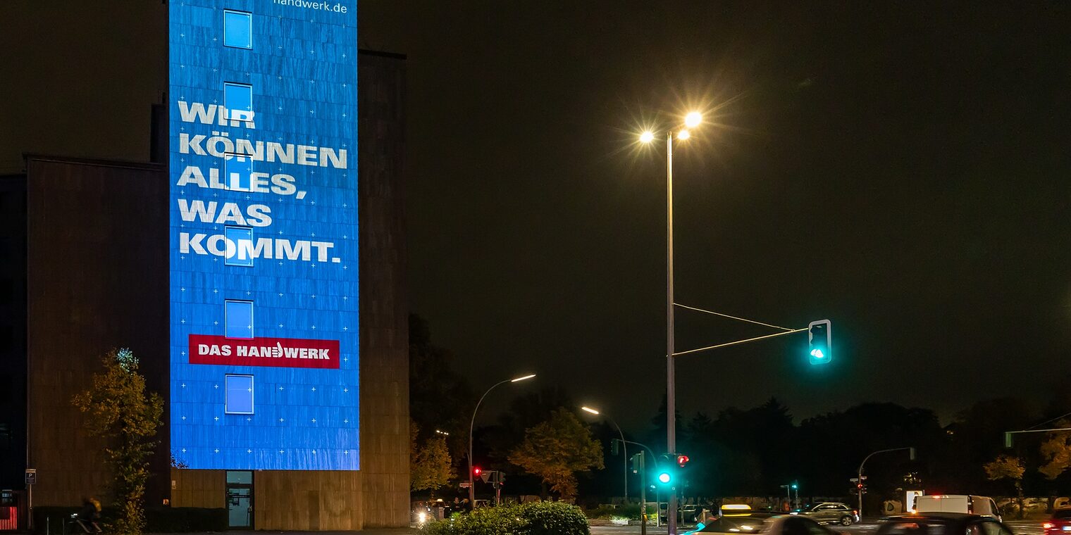 Beleuchtete Gebäudefassade der Handwerkskammer Berlin beim Festival of Lights 2025