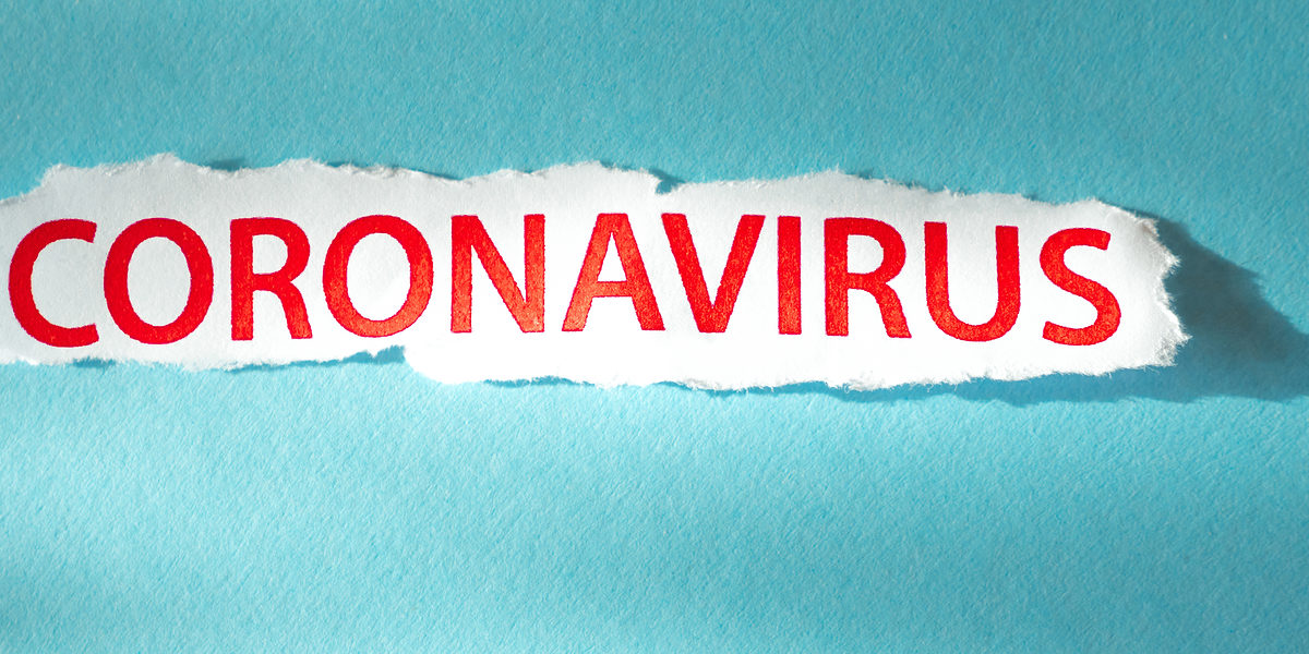 Schriftzug Coronavirus rot auf weiß, Hintergrund blau
